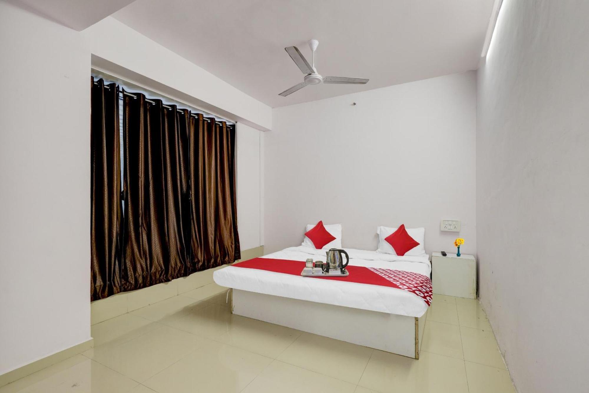 Hotel O Cozy Rooms Surat Exterior photo