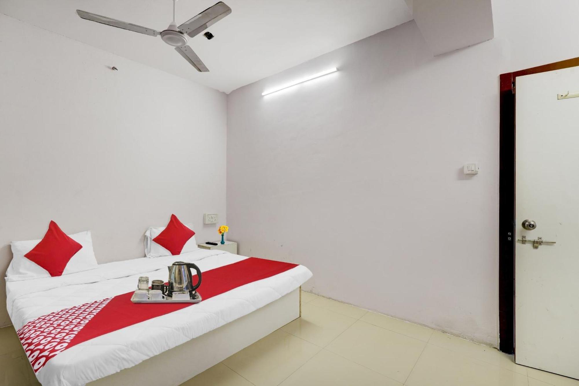 Hotel O Cozy Rooms Surat Exterior photo