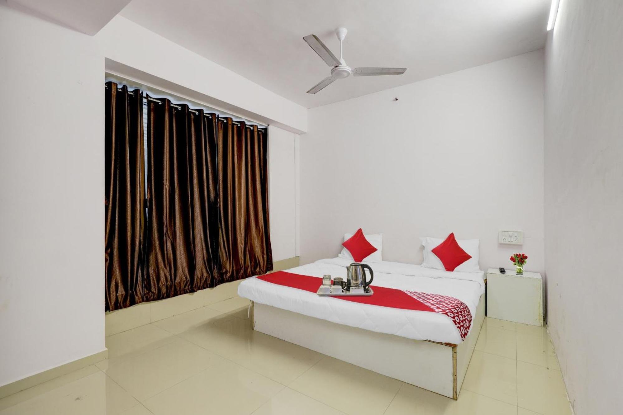 Hotel O Cozy Rooms Surat Exterior photo