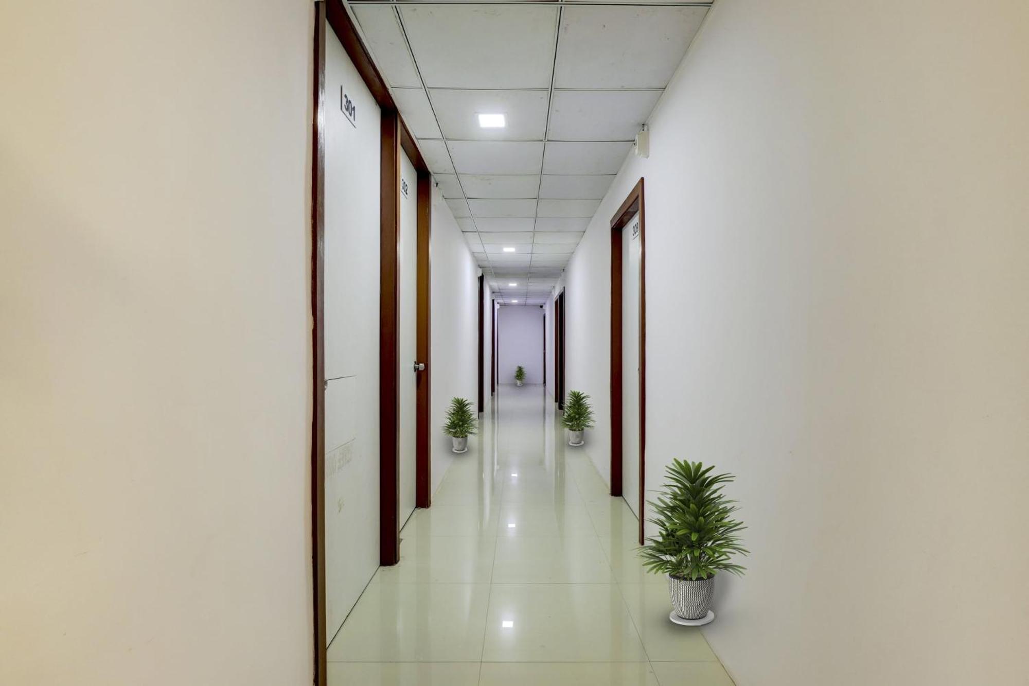 Hotel O Cozy Rooms Surat Exterior photo