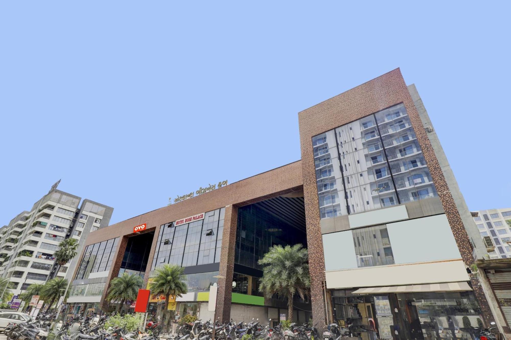 Hotel O Cozy Rooms Surat Exterior photo