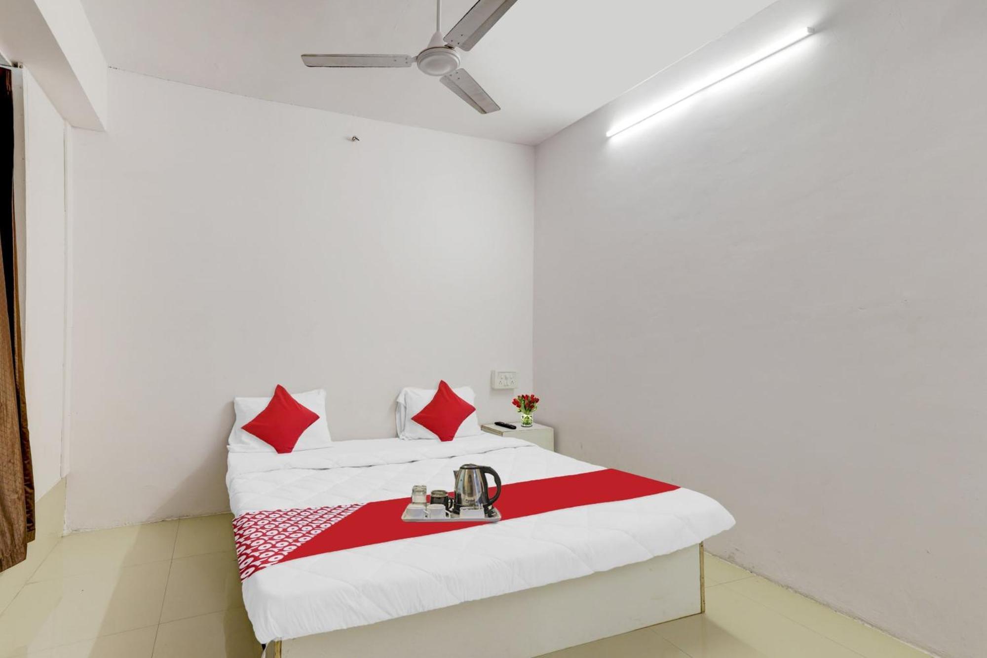 Hotel O Cozy Rooms Surat Exterior photo