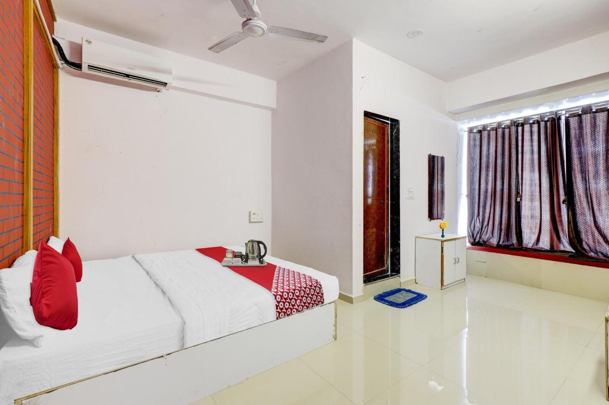 Hotel O Cozy Rooms Surat Exterior photo